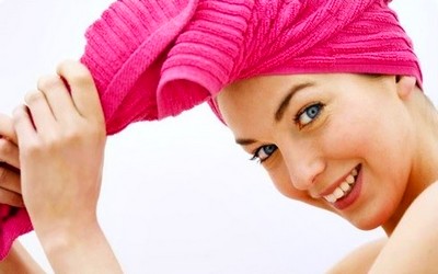 Оборачивание волос в полотенце