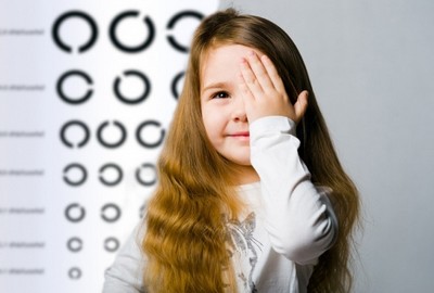 Проверка остроты зрения у ребенка