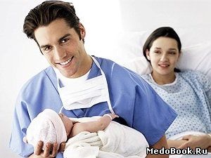 Акушер-гинеколог с ребенком