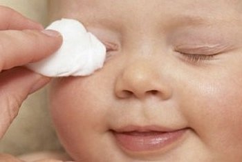 Обработка глаз у новорожденного