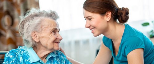 Профессиональная сиделка способна присматривать за пожилыми людьми