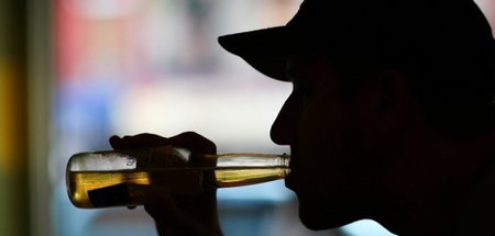 Периодическое употребление алкоголя быстро превращается в алкоголизм