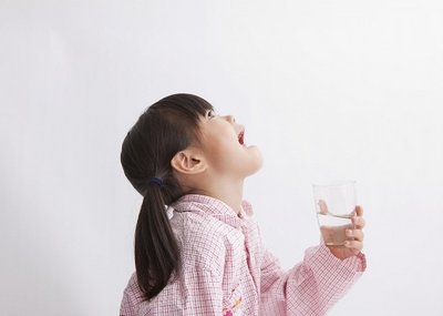 Детям полезно полоскать горло при фарингите