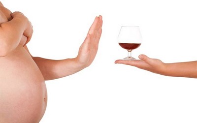При беременности нужно отказаться даже от малых доз алкоголя