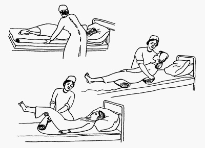 Смена белья медсестрой - пример иллюстрации в книге «Атлас по манипуляционной технике сестринского ухода»