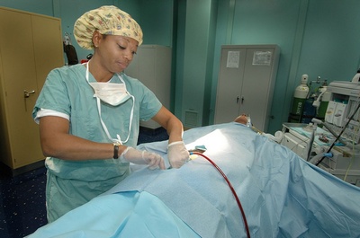 Медсестра осуществляет забор крови для аутогемотрансфузии