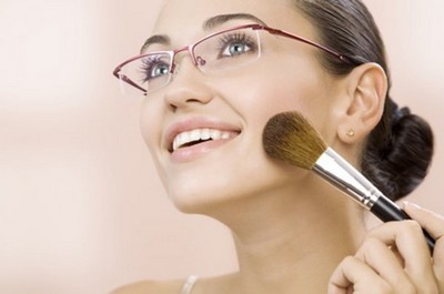 Как правильно подобрать макияж под оправу