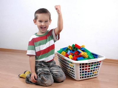Учим ребенка убирать в комнате в форме игры