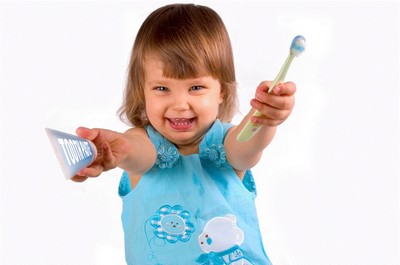 Чистим зубы детям детской зубной щеткой