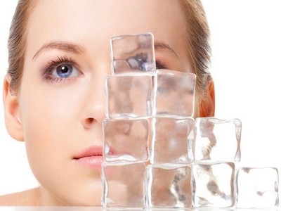 Косметологи советуют протирать кожу лица кубиками льда