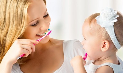 Учим ребенка чистить зубы на своем примере
