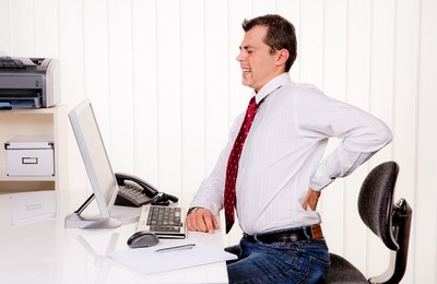 Работа в офисе всегда сопряжена с риском развития остеохондроза