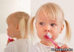 Ребенок правильно чистить зубы